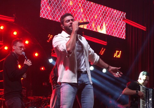Henrique e Juliano embalam uma multidão com o sucesso “Flor e o Beija-Flor” na Fenamilho 2026; veja ao vivo