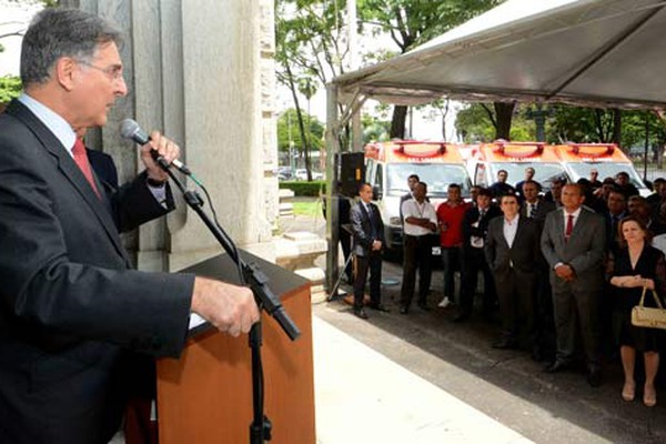 Governador Fernando Pimentel entrega nova ambulância do SAMU para Patos de Minas