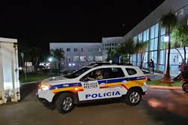 Mãe que tentava visitar a filha em trabalho de parto é detida após empurrar porteira de hospital