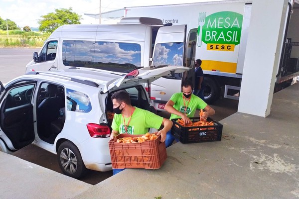 Programa Mesa Brasil do Sesc realiza entrega de 3 mil quilos de cenoura em Patos de Minas