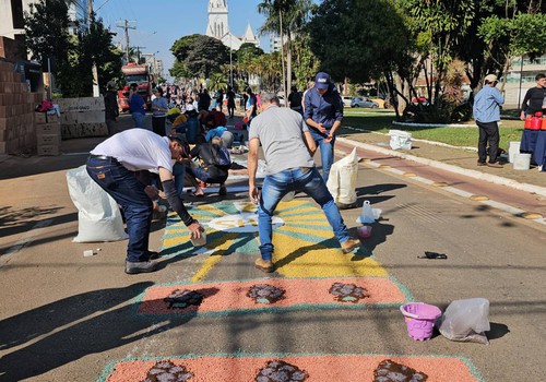 Arte e devoção: fiéis dão vida aos tapetes de Corpus Christi nas ruas de Patos de Minas