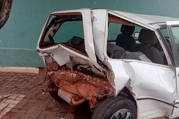 Vítima procura motorista que bateu em seu carro estacionado e fugiu do local; veja imagens