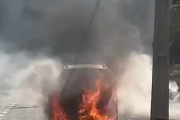 Carro pega fogo após pane mecânica e fica destruído em Patos de Minas