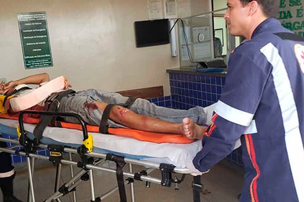 Motociclista fica bastante ferido após se chocar contra carro em Patos de Minas