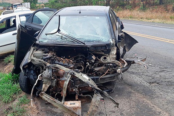 Acidente com 3 veículos na BR365 deixa carros destruídos, mas sem vítimas