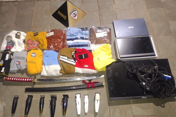 Adolescente de 17 anos é apreendido por furto de roupas, equipamentos e até espada em Patos de Minas