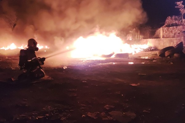 Incêndio em centenas de pneus mobiliza o Corpo de Bombeiros em Patos de Minas