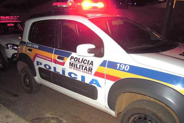 Bandidos trancam moradores em casa e fogem levando R$280 mil em Patos de Minas