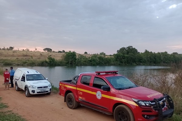 Corpo é encontrado boiando em represa com os pés amarrados