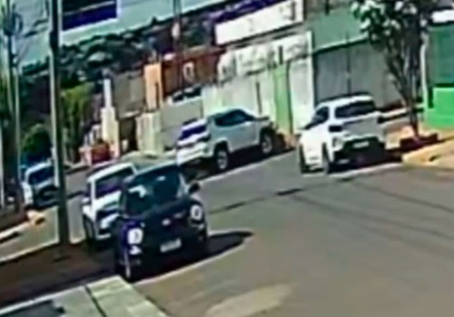 Quatro pessoas ficam feridas após forte batida entre carros no Centro de Carmo do Paranaíba