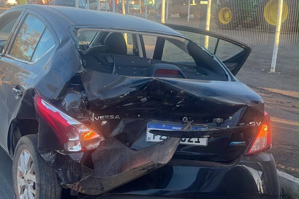 Motorista bate na traseira de carro na avenida JK, deixa contato, mas não permanece no local
