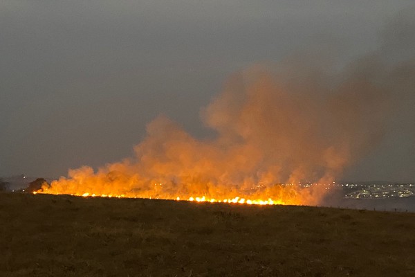 Moradores se revoltam com mais um incêndio florestal de grandes proporções em Patos de Minas