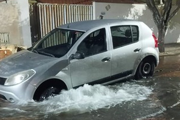 Vazamento de adutora abre buracos e veículo fica preso no asfalto no bairro Aurélio Caixeta