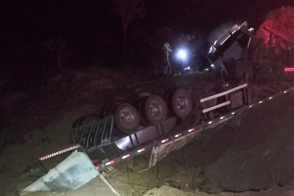 Caminhão carregado com milho capota na MG 188 e motorista fica preso entre as ferragens