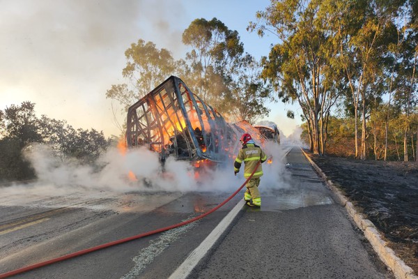 Caminhão que transportava tecido pega fogo na BR 365 e é totalmente consumido pelas chamas