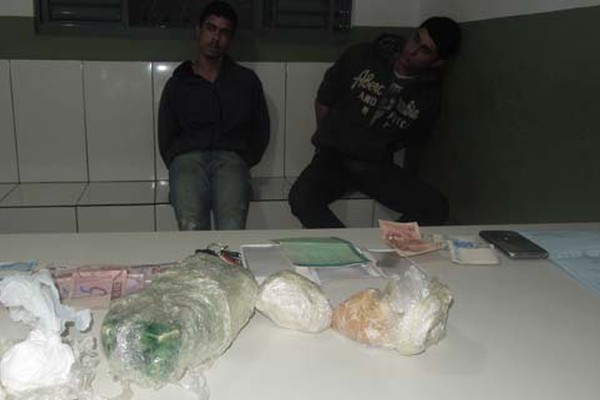 PM Rodoviária prende dois jovens com quase um quilo de crack e cocaína na MGC 354