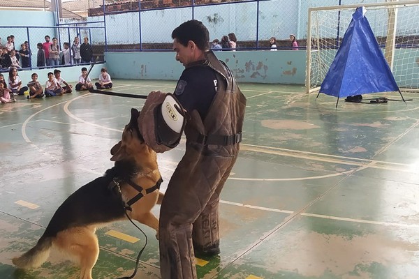 Grupamento de Operação com cães do Presídio de Patos de Minas se apresenta na Semana da Criança