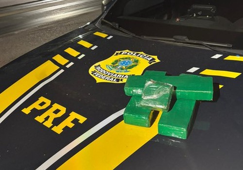 PRF encontra tabletes de maconha escondidos em porta-malas e prende motorista na BR365