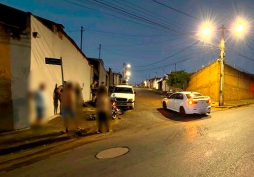 Motorista e adolescente acabam na delegacia após moto atingir carro que tentava conversão