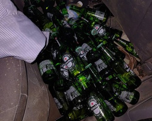 Homem é preso com dezenas de garrafas de Heineken após furtar fardos da cerveja em caminhão