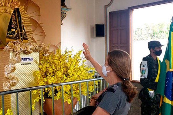 Devotos fazem filas na Igreja de Nossa Senhora Aparecida para homenagear a padroeira do Brasil