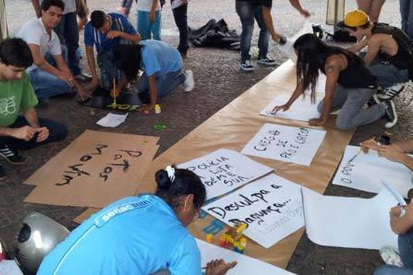 Jovens se reúnem para preparar manifestação no Centro de Patos de Minas