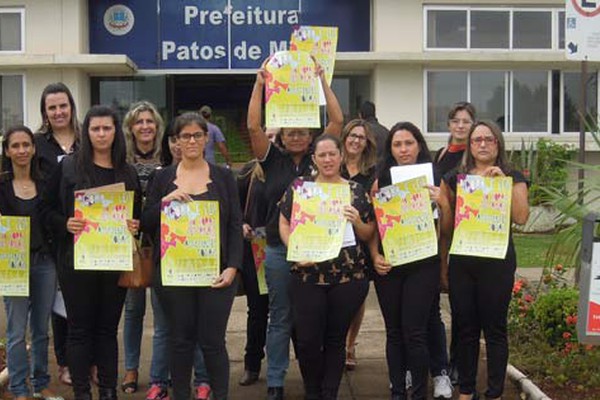 Servidoras comemoram o Dia do Assistente Social com protesto na entrada da Prefeitura