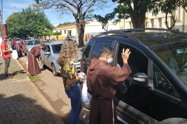 Freis de diversas paróquias do Estado participam da Bênção dos Carros em Patos de Minas
