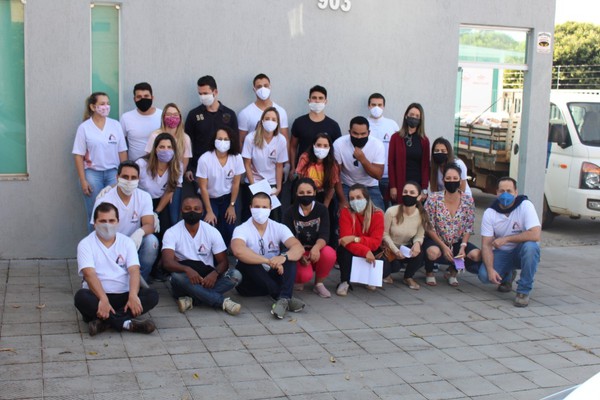 Grupos Amigos que Ajudam e Mulheres em Ação lançam campanha de arrecadação de leite em Patos de Minas