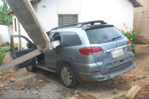 Condutora bate em carro estacionado, cruza canteiro central e invade quintal em Patos de Minas