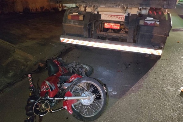 Motociclista de 22 anos fica gravemente ferido ao bater em carreta estacionada em via pública