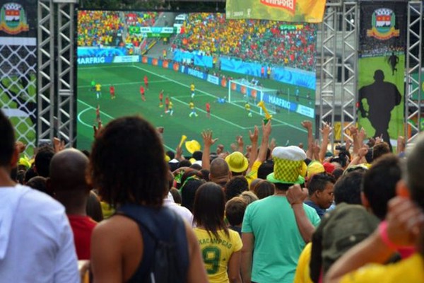 Procon de Patos de Minas alerta: cobrança para assistir a jogos em bares é prática abusiva