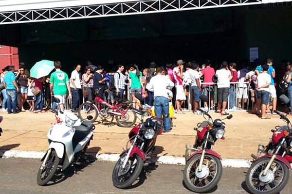 Patenses chegam a ficar sete horas na fila para comprar passaportes da Fenamilho 2016