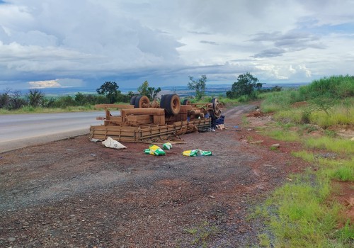 Caminhão carregado com sementes capota na BR-146 e três pessoas ficam gravemente feridas