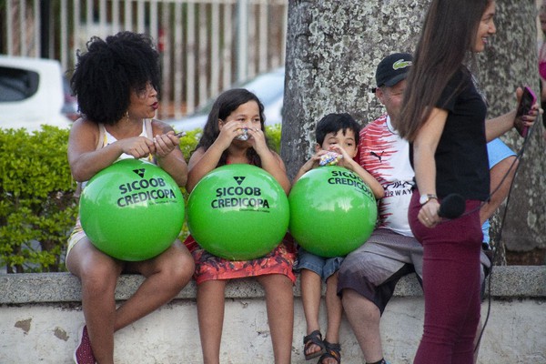 Sicoob Credicopa distribuirá bolas na chegada do Papai Noel na Caravana da Coca-Cola