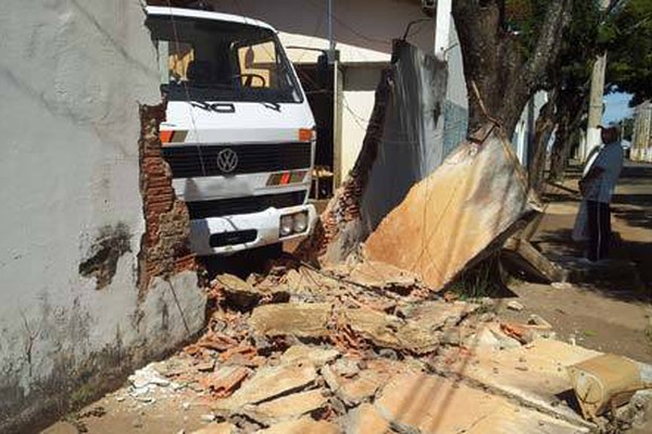 Caminhão derruba muro do barracão da Prefeitura ao perder o freio