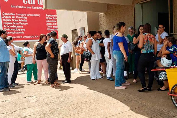 Funcionários do Hospital São Lucas protestam e cobram 13º Salário e benefícios atrasados 
