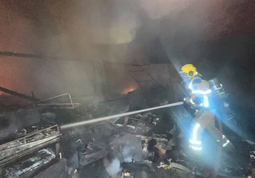 Incêndio atinge residência e estabelecimento de reforma de estofados no bairro Cristo Redentor