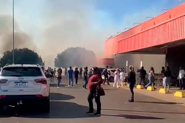 Incêndio em vegetação assusta moradores e provoca correria em supermercado de Patos de Minas