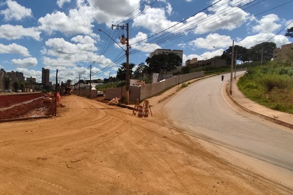 Para minimizar impactos de obra, moradores pedem que rua seja transformada em mão dupla em Patos de Minas