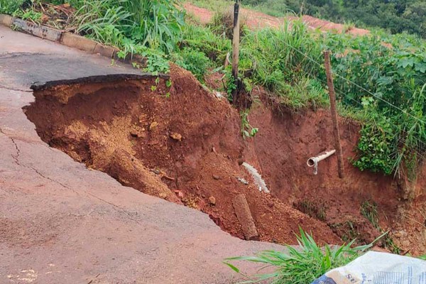 Erosão abre cratera gigante em avenida de Patos de Minas e causa riscos