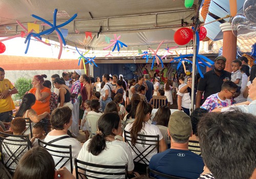 Anjos de Luz celebra São Cosme e Damião com doces e brinquedos para as crianças, em Patos de Minas