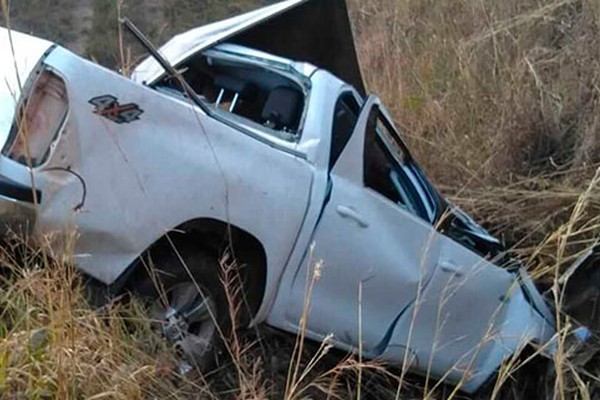 Caminhonete cai em ribanceira de difícil acesso e condutora de 30 anos morre na MG188