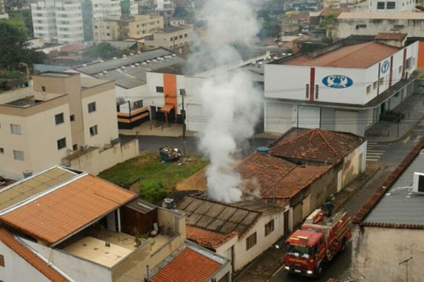 Incêndio em casa no Centro de Patos de Minas consome móveis e será investigado