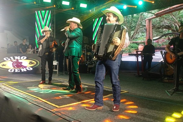 Multidão vibra com o sucesso "Vida de cão" na Fenapraça 2025; veja ao vivo