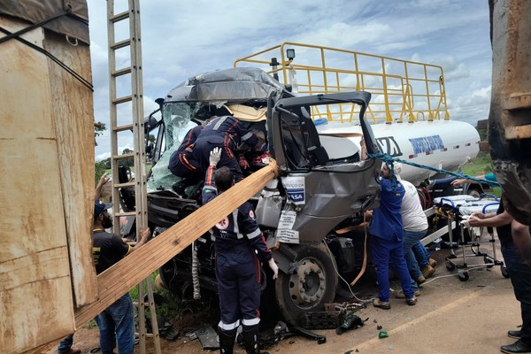 Caminhão bate na traseira de bitrem e motorista fica preso às ferragens na rodovia MG 235