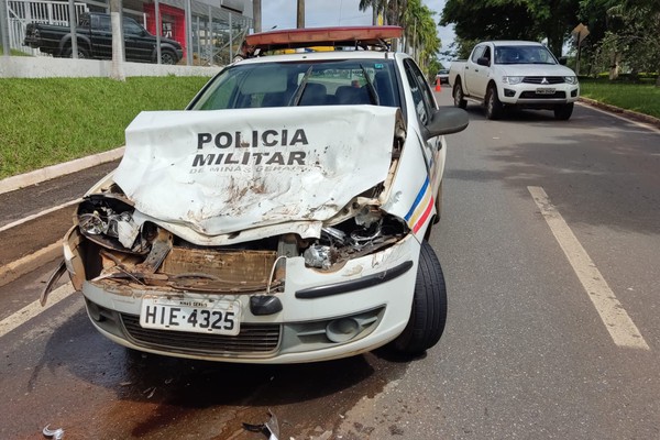 Sargento da Polícia Militar fica ferido ao bater viatura na traseira de ônibus em Patos de Minas