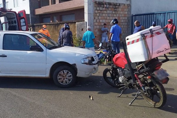 Motociclista fica ferido depois de bater em carro que tentava entrar em estacionamento em Patos de Minas