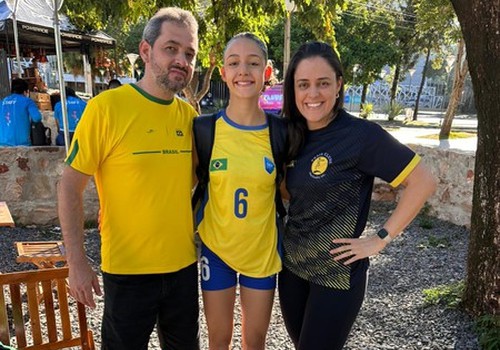 Atleta patense de apenas 14 anos se destaca em competição internacional de vôlei