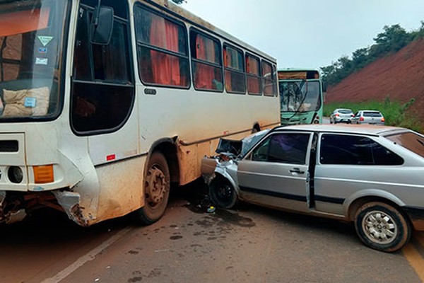 Veículo cheio de latas de cerveja causa acidente com dois ônibus e deixa 23 pessoas feridas